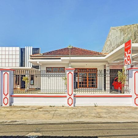 Отель Oyo 90344 Wijayanti Баньюванги Экстерьер фото