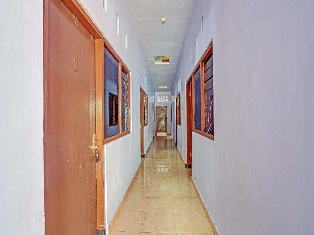 Отель Oyo 90344 Wijayanti Баньюванги Экстерьер фото